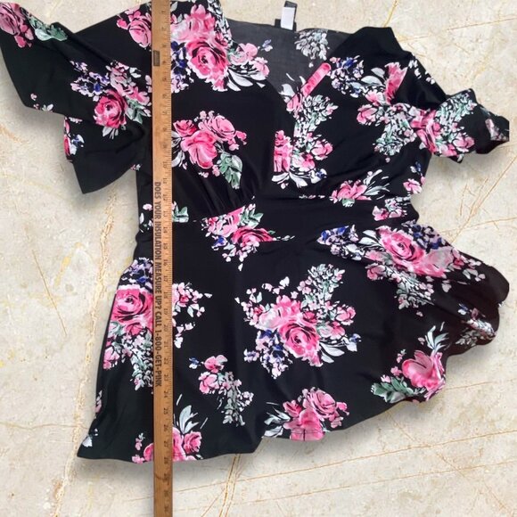 Torrid Babydoll Black Floral Short Sleeve Peplum Blouse Top Size 2 Stretchy - Picture 4 of 6